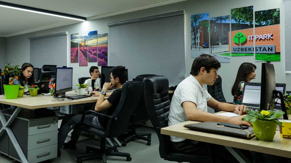 Uzbekistán buscan aprovechar la llegada de los informáticos rusos