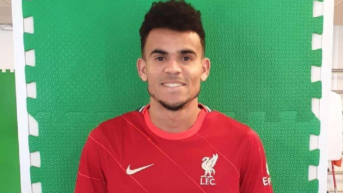 Luis Díaz con camiseta de Liverpool - Foto Twitter @LFC Fotos de Luis Díaz en exámenes médicos y firma con Liverpool