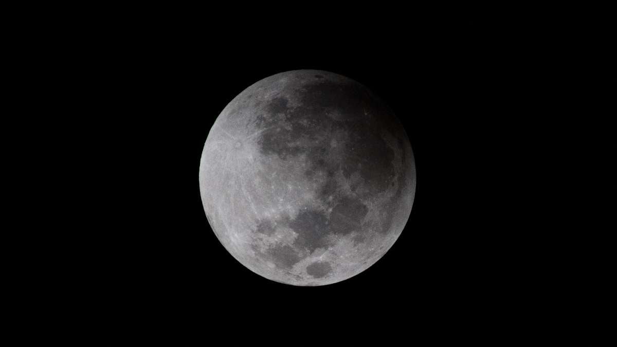 Se encontró agua en la superficie lunar