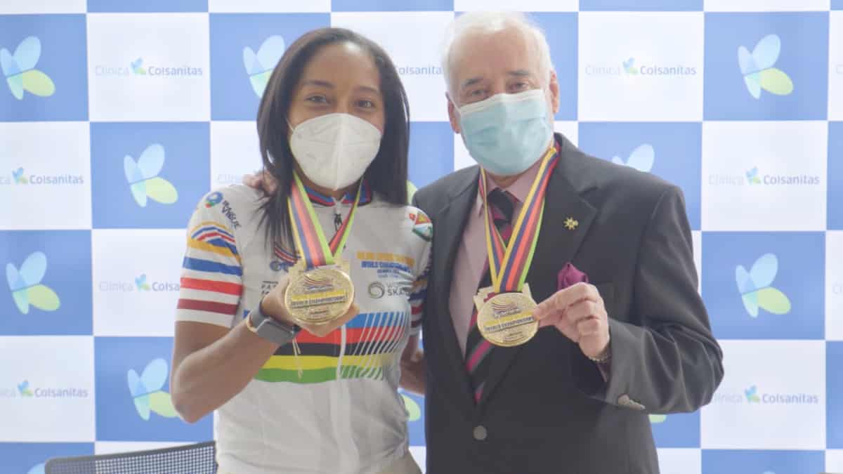 Luz Karime Garzón le entregó las medallas al cirujano que la recuperó