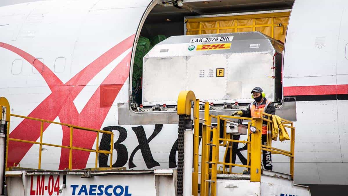Foto: @Minsaludcol (Twitter) Llegan más de 440.000 nuevas vacunas de Pfizer a Colombia