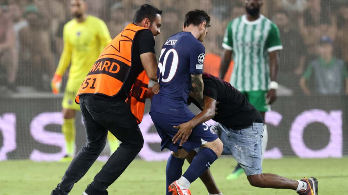 Además, un seguidor de Messi interrumpió el partido cuando ingresó al campo y lo abrazó.