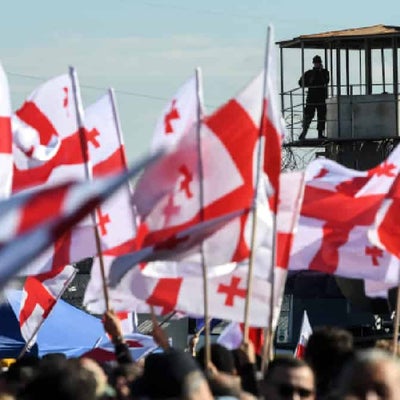 Miles de manifestantes en Georgia exigen la liberación de expresidente ...