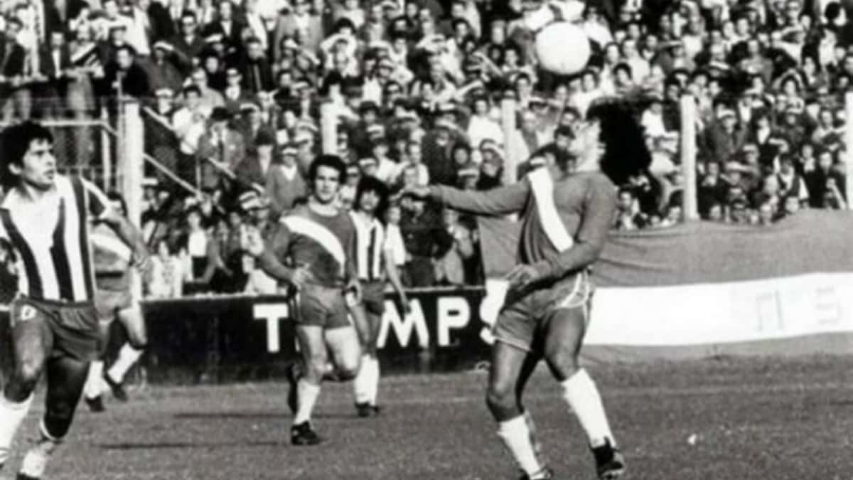 Diego Armando Maradona (der.) en un partido con Argentinos Juniors.