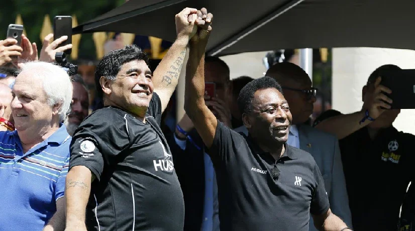 El argentino Diego Armando Maradona y el brasileño Pelé, dos leyendas del fútbol.