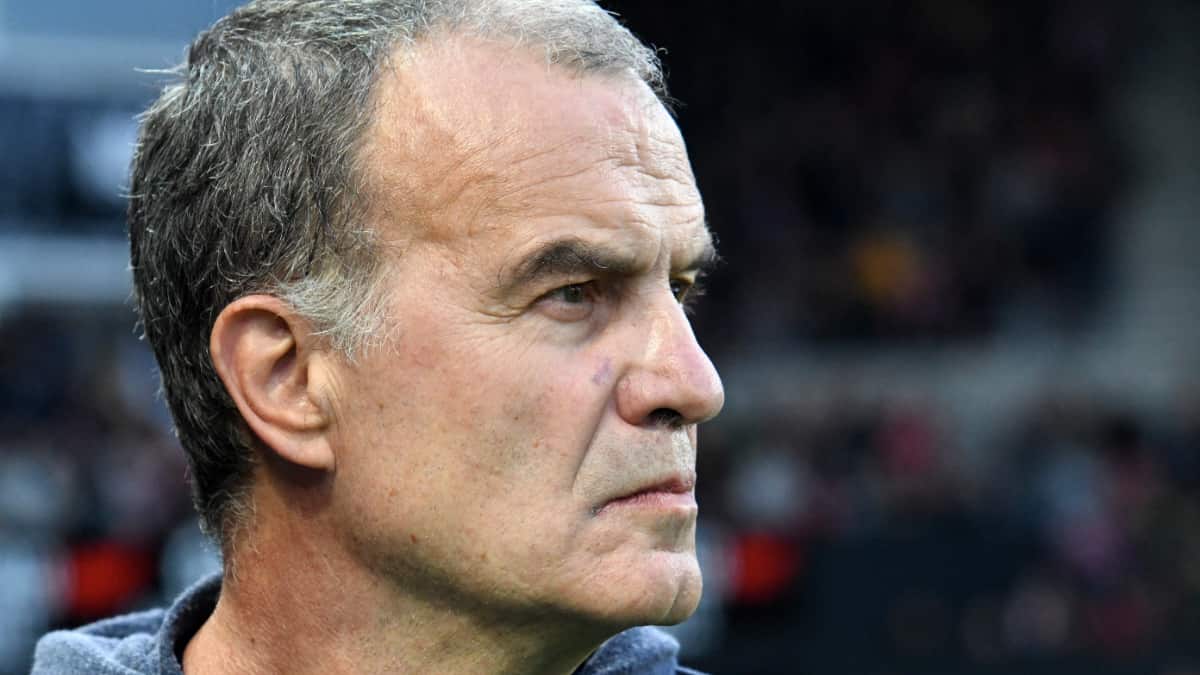 Marcelo Bielsa viene de dirigir al Leeds United, al que logró llevar a la primera división del fútbol inglés.