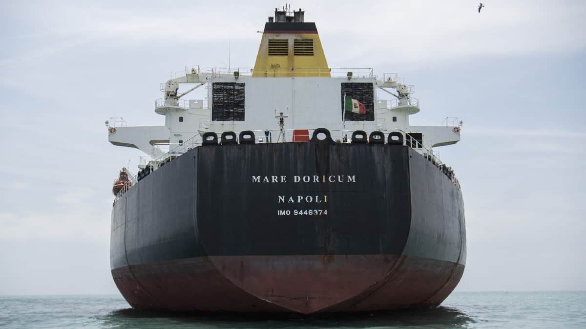 Repsol reclama a buque italiano por derrame petrolero en Perú