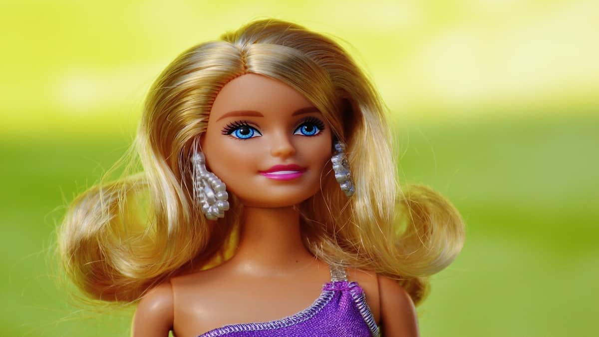 Mattel lanza Barbie en homenaje a cocreadora de vacuna de AstraZeneca