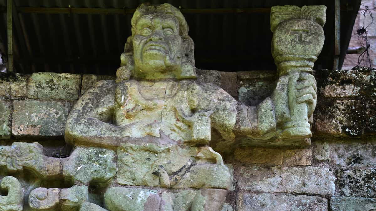 Alemania devuelve objetos y esculturas mayas descubiertos en una bodega