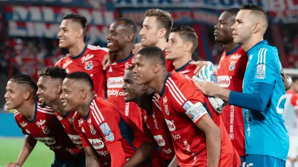 Vergüenza en el FPC: barristas del DIM amenazan de muerte a jugador y busca salir del país