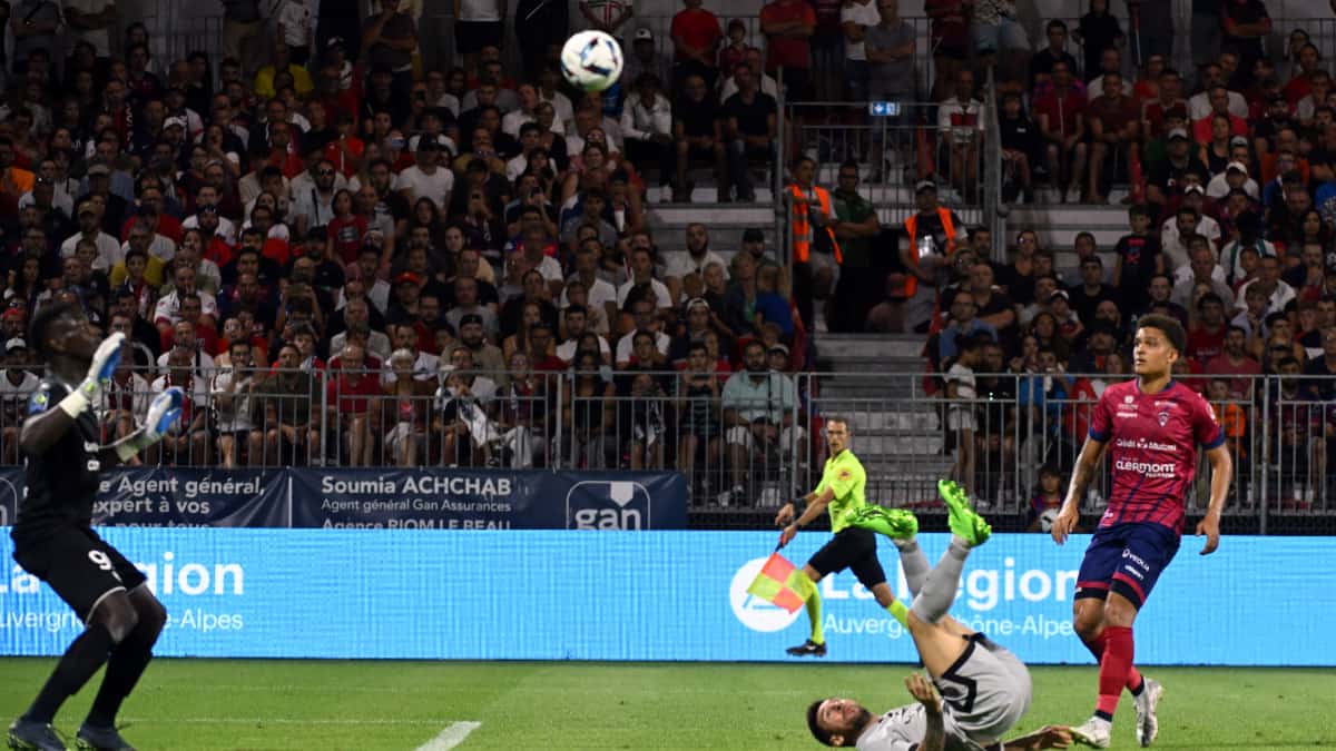 Lionel Messi tras hacer la chilena que se convirtió en golazo.