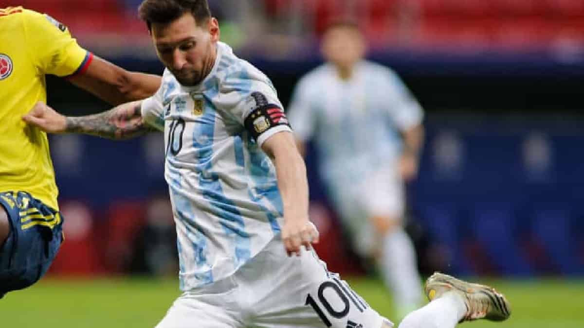 Lionel Messi enfrentando a Colombia