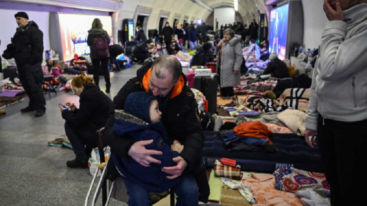 El metro de Kiev, refugio de la población contra los misiles