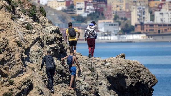 Centenares de migrantes de Marruecos tratan de llegar a Ceuta, en España