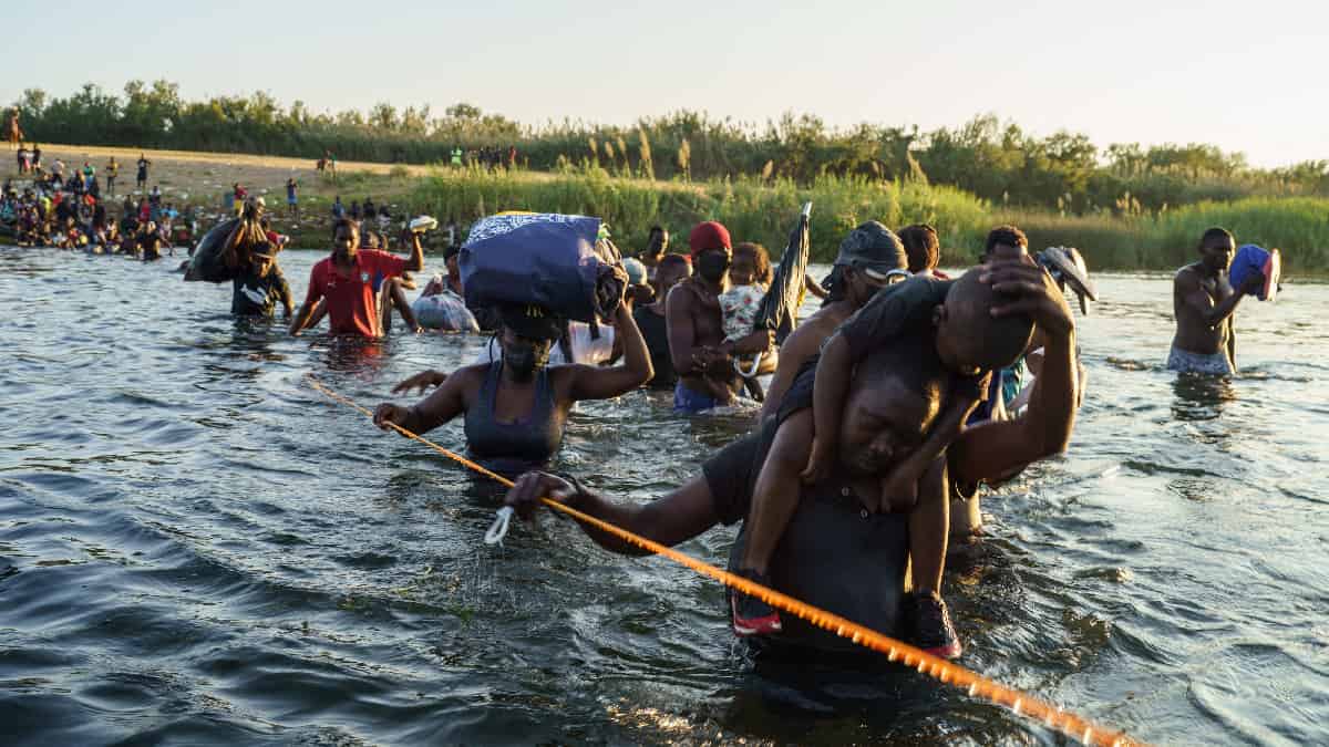 Piden a Biden poner fin a las expulsiones de haitianos