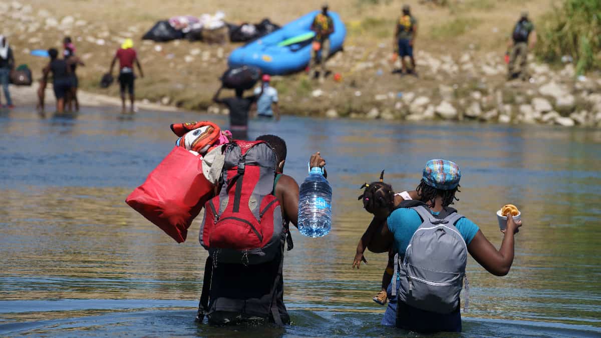 Haitianos y venezolanos cruzan caminos en la frontera de Chile y Perú