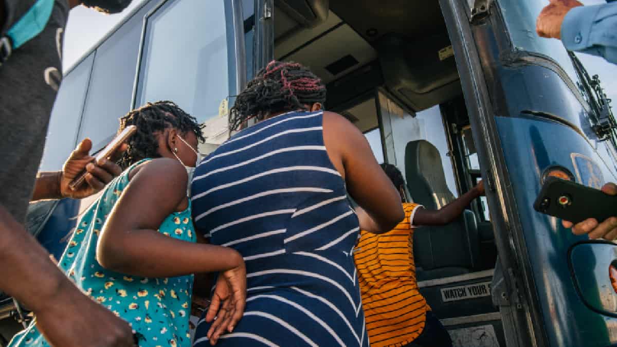 Centenares de venezolanos cruzan de Bolivia a Chile pese a amenazas de deportación