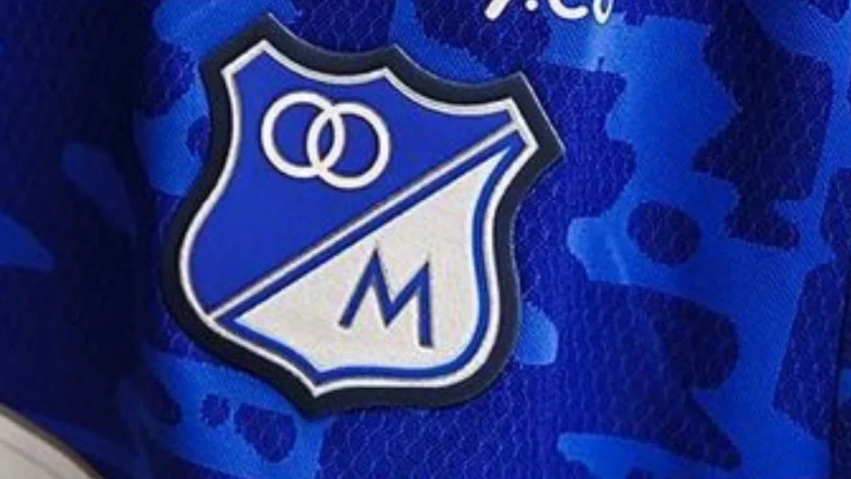 ¿Vuelve a Millonarios? Santiago Mosquera saldrá de Cali. / Foto: @MillosFCOficial. Millonarios escudo