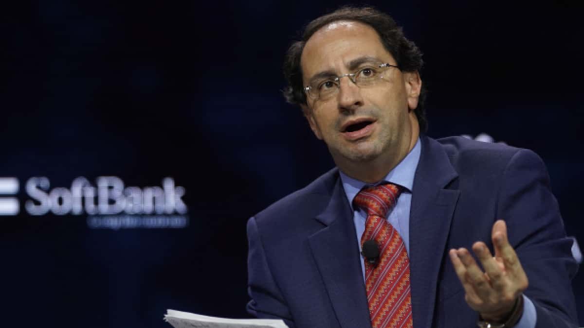 José Manuel Restrepo, ministro de hacienda, tiene coronavirus