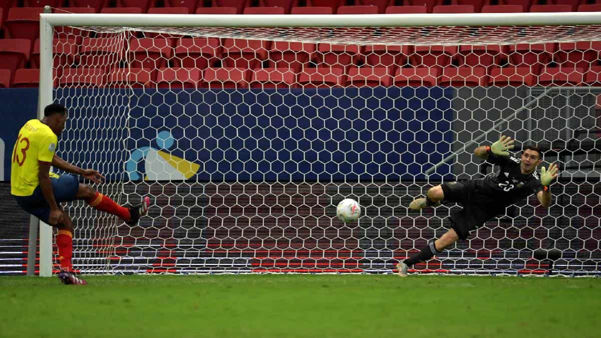 Yerry Mina no jugará contra Argentina y el Dibu Martínez