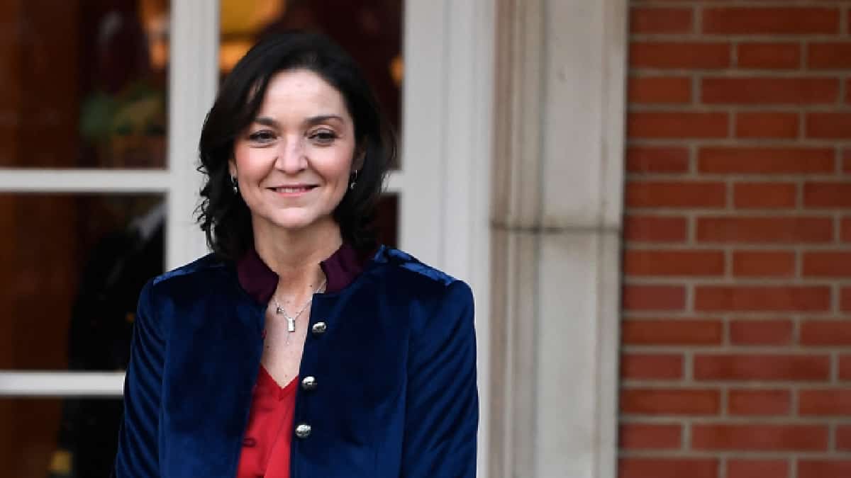 Ministra sugiere convertir erupción del volcán en "reclamo" turístico