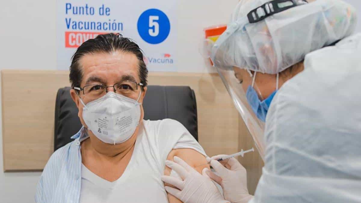 Ministro Fernando Ruiz fue vacunado contra el coronavirus