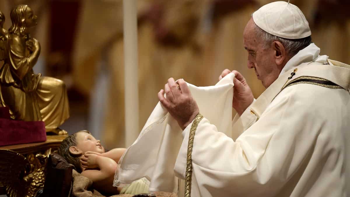 En la misa de Nochebuena, el papa llamó al diálogo en una Navidad bajo la sombra de la pandemia