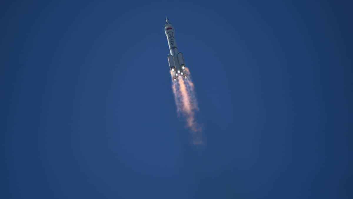 China colocó con éxito a 3 astronautas en su estación espacial