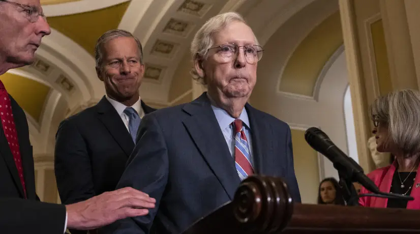 Senador republicano se quedó paralizado durante una conferencia de prensa
