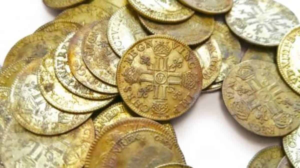 Subastan antiguas monedas de oro encontradas en los muros de una mansión en Francia