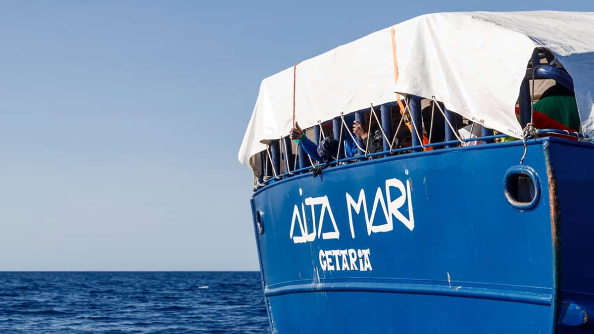 Mueren 150 migrantes tras volcarse el barco en el que viajaban.