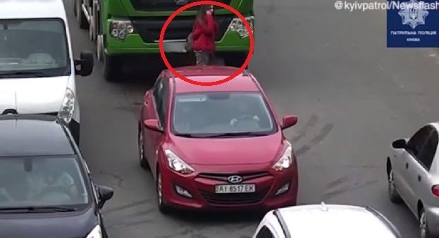 Momento del accidente de la mujer.