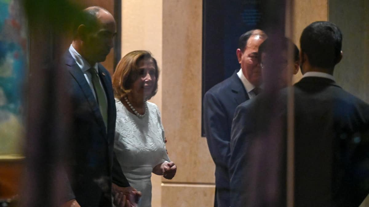 La presidenta de la Cámara de Representantes de EE. UU., Nancy Pelosi (segunda a la izquierda), después de una recepción organizada por la Cámara de Comercio de Estados Unidos en Singapur.