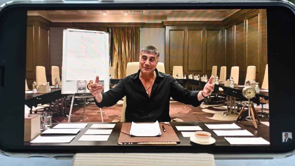 El mafioso turco creó un canal en Youtube en donde sube cada ocho días un video.