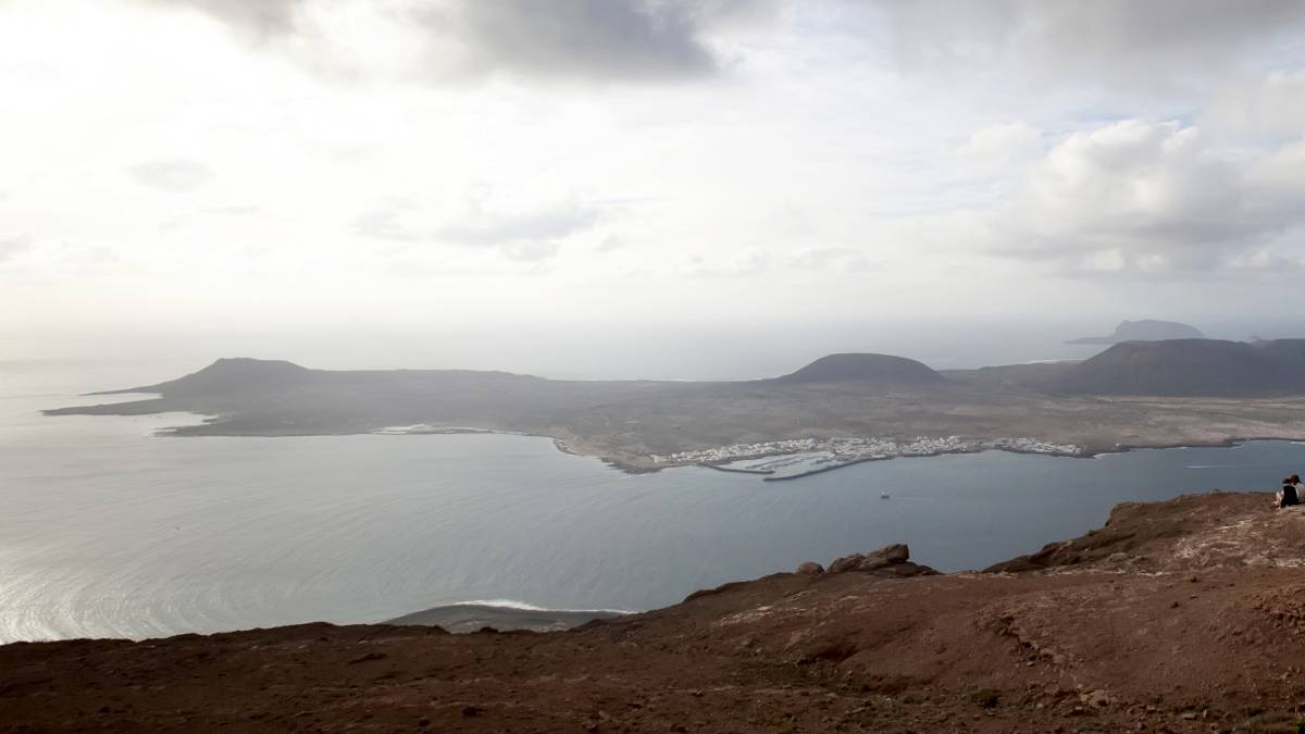 Tres migrantes muertos deja volcamiento de una embarcación en Canarias