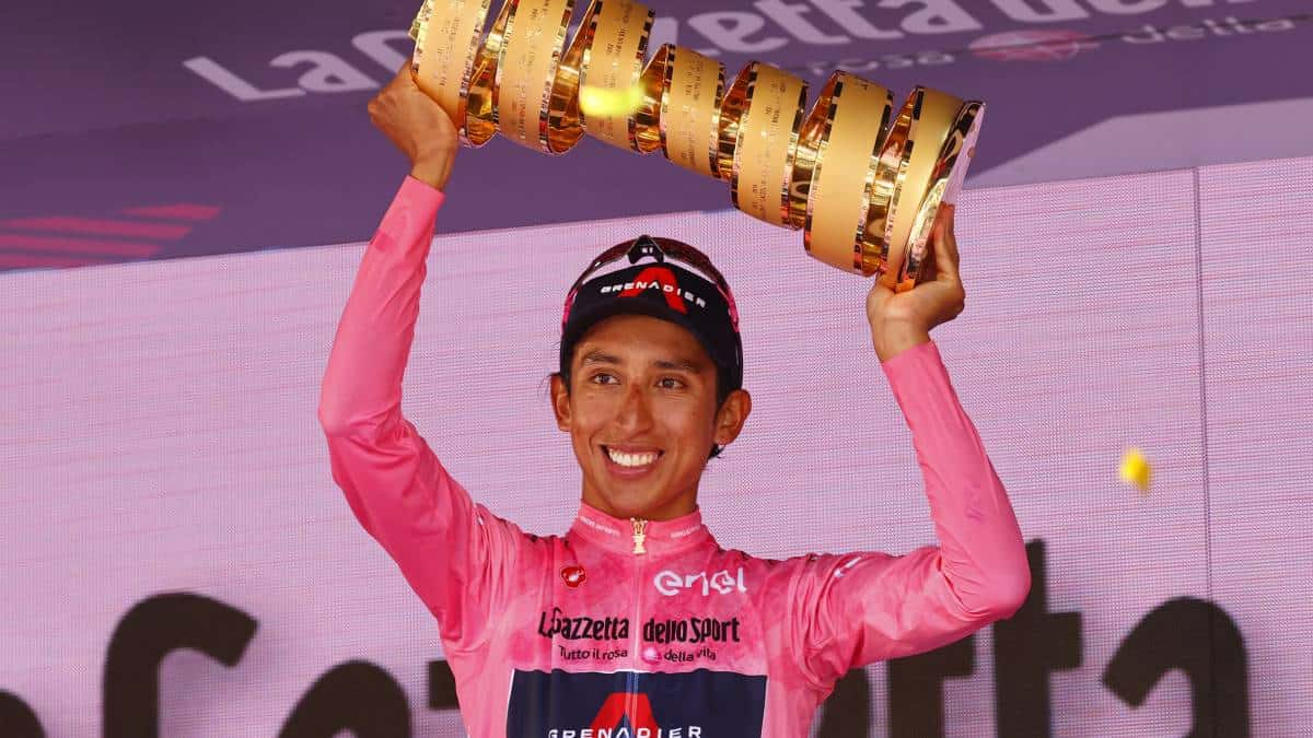Foto: Luca Bettini / AFP Egan Bernal, un hombre con los pies en la tierra dentro y fuera de la competencia