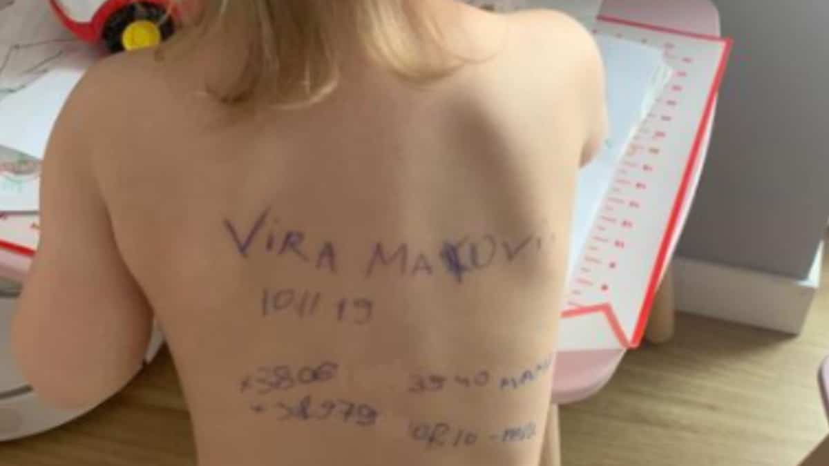 Madre escribió sus datos en el cuerpo de su bebé por si sobrevive