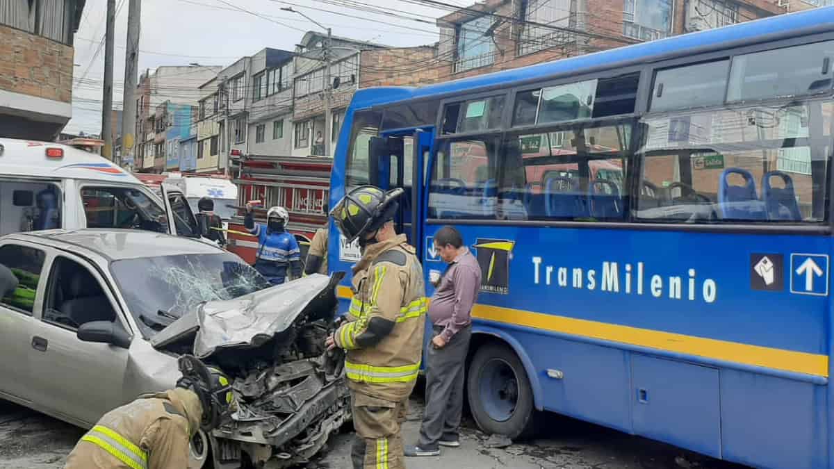 Dos menores entre los 13 heridos del aparatoso choque contra un Sitp