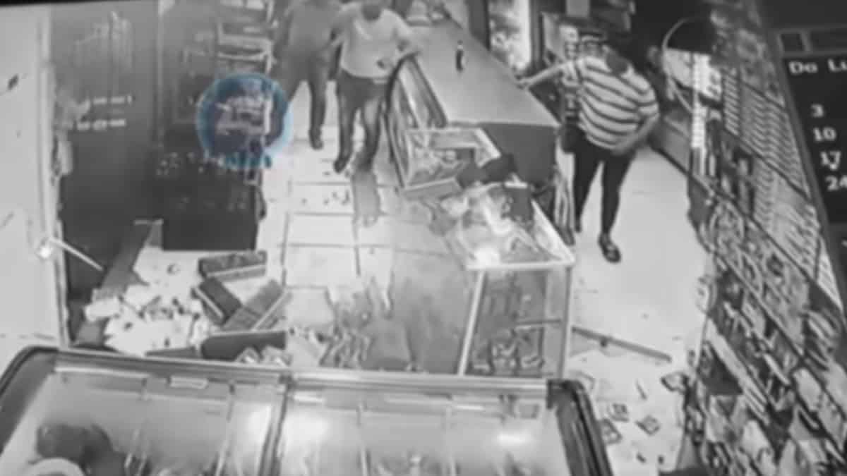 La mujer estuvo a punto de morir bajo una enorme vitrina de vidrio