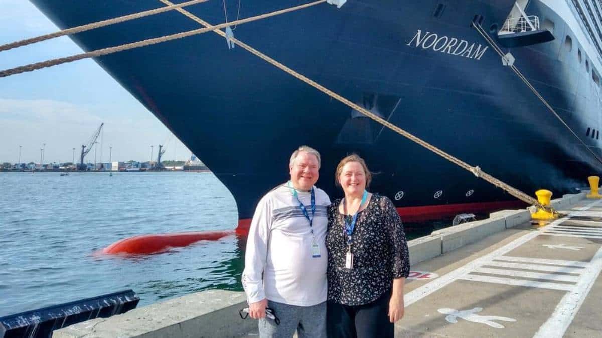 Los Burk viven en un crucero porque es más barato que costear una casa