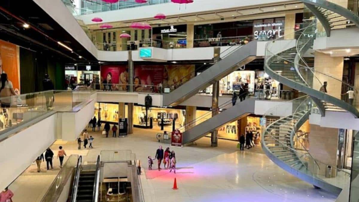 Investigan el presunto suicidio de un estudiante de filosofía en un centro comercial de Suba.