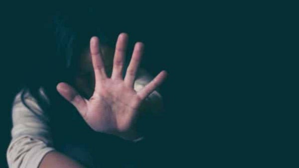 De un mordisco le arrancó la lengua al hombre que la intentó violar