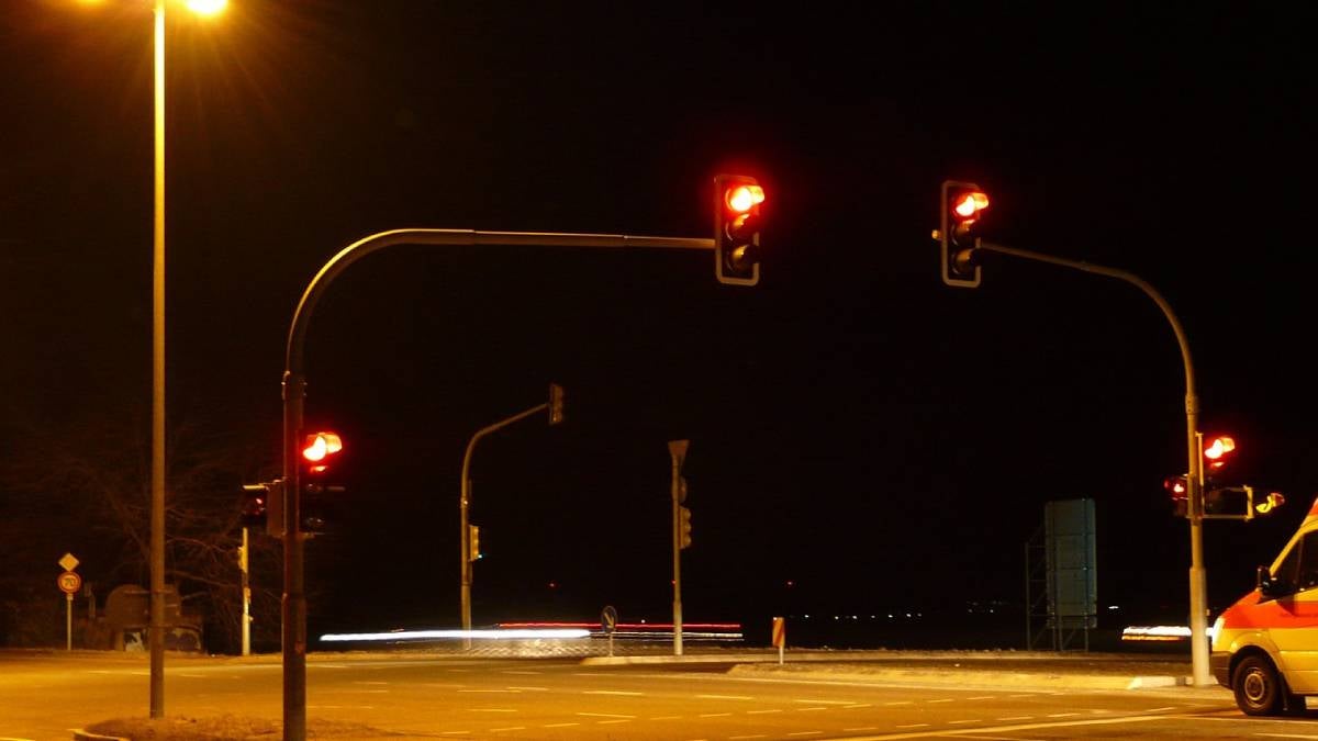 Video: mujer atropelló brutalmente a dos ladrones