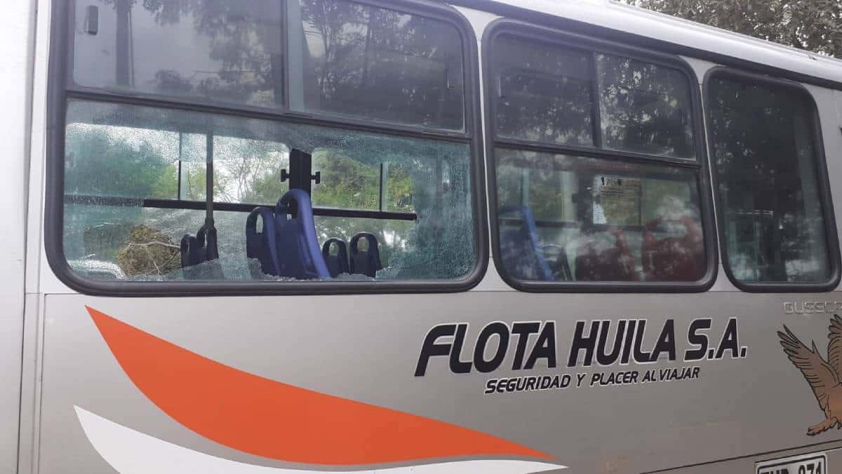 Un bus de servicio público fue vandalizado en el enfrentamiento