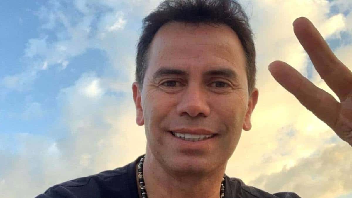 El cantante de música popular grabó un video minutos después de su cirugía