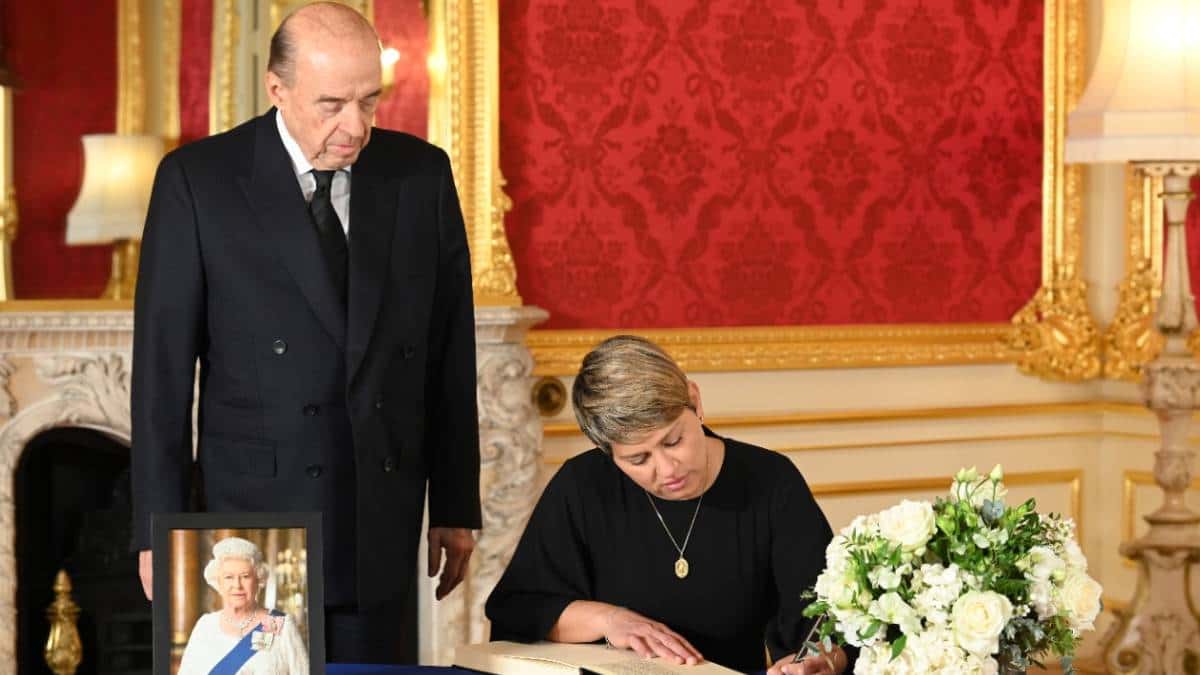 Primera dama y canciller de Colombia firman libro de condolencias de la familia real