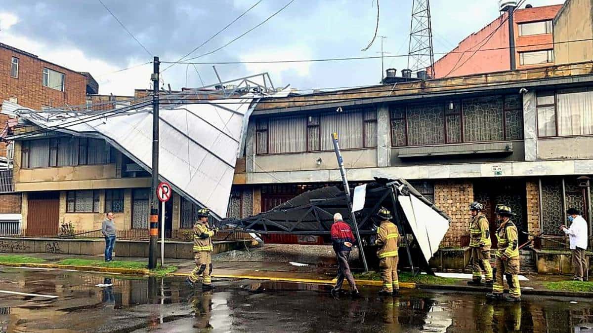 Vendaval acabó con tejados en Bogotá / Foto: Bomberos Bogotá Vendaval acabó con tejados en Bogotá