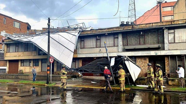 En video: así volaron techos y árboles por fuerte vendaval en varias zonas de Bogotá En video: así volaron techos y árboles por fuerte vendaval en varias zonas de Bogotá