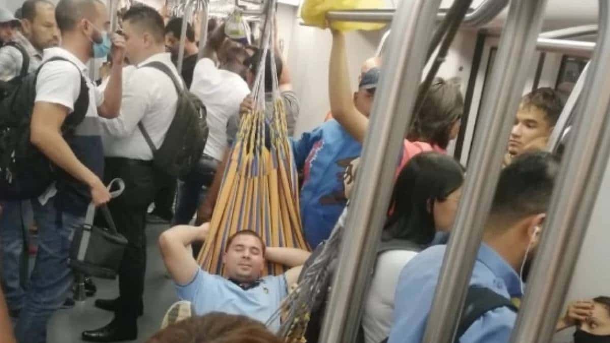 Atrevido usuario del Metro se acostó en una hamaca