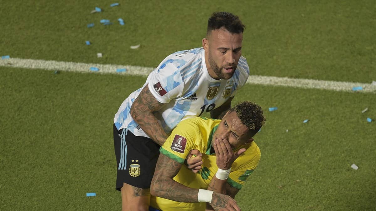 El codazo de Otamendi a Raphinha en Argentina vs Brasil